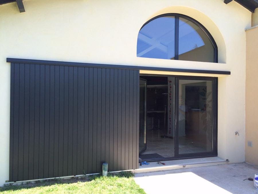Porte d’entrée isolante et sécurisée posée par un menuisier près de Panissières