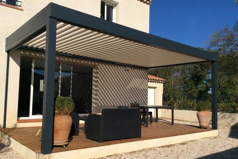 Pergola sur mesure installée sur une terrasse