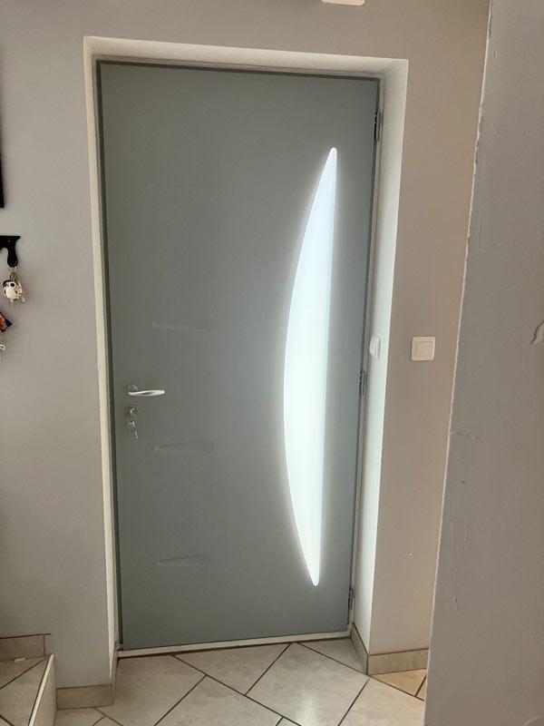 Porte d’entrée contemporaine installée sur une maison
