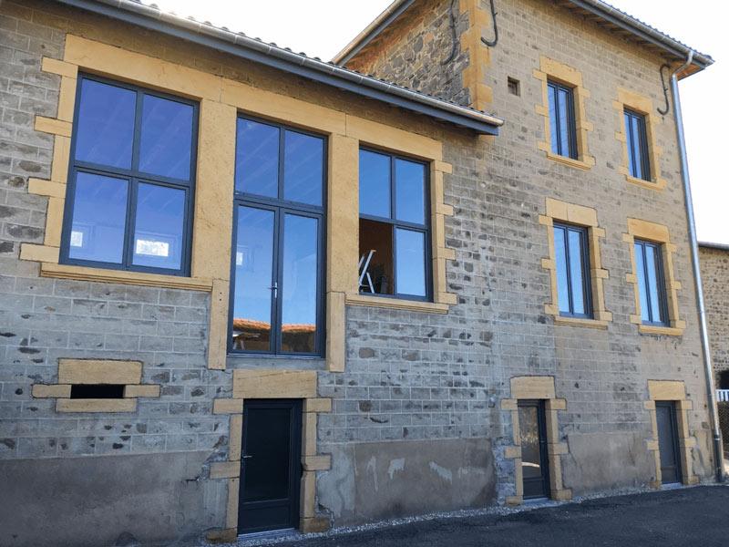 Fenêtre sur mesure installée sur une maison à Panissières