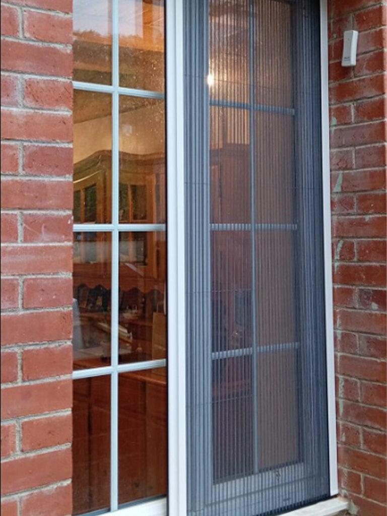 Porte d’entrée contemporaine installée sur une maison