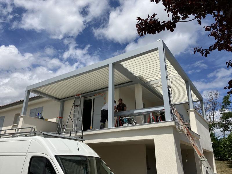 Installation d’une pergola par un artisan local