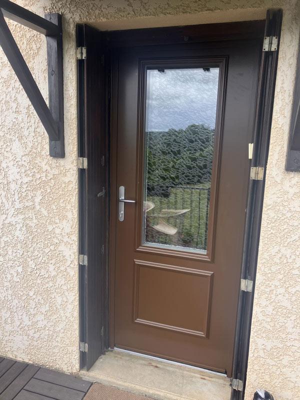 Porte d’entrée contemporaine installée sur une maison